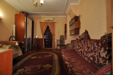 2-комнатная квартира, 30 м2, 3/3 этаж, г. Ялта, ул. Толстого, д. 2