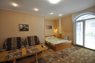 2-комнатная квартира, 80 м2, 3/3 этаж, г. Ялта, ул. Игнатенко, д. 2