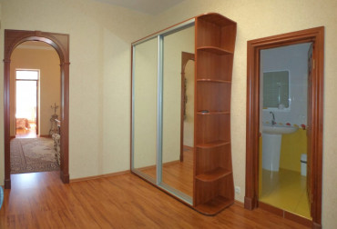 3-комнатная квартира, 100 м2, 1/3 этаж, г. Ялта, ул. Толстого, д. 2