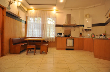 2-комнатная квартира, 50 м2, 1/3 этаж, г. Ялта, ул. Поликуровская, д. 7
